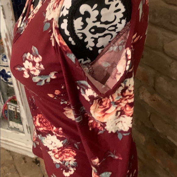 Rue 21 super cute floral red shirt, - Picture 4 of 8